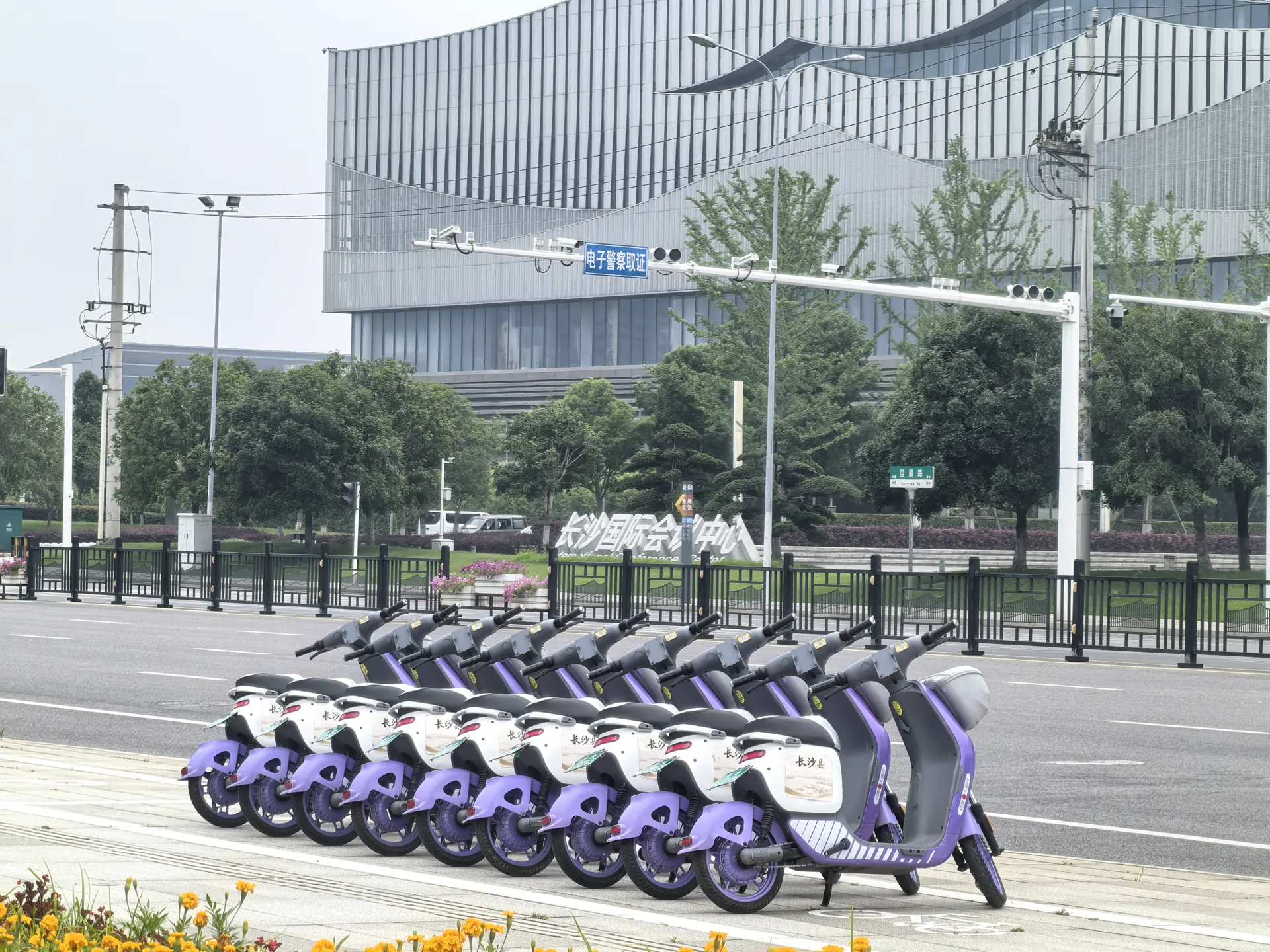 可达共享电单车整齐停放在城市道路旁